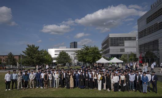 Die Veranstaltung findet am Freitag, den 03.07.2026, um 16:00 Uhr, auf dem Campus der Hochschule Düsseldorf statt. Eingeladen sind Angehörige, Familien und Freunde sowie Mitarbeiter*innen und Alumni, um diesen bedeutenden Anlass gemeinsam zu feiern.